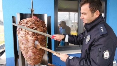 Sivas’ın Şarkışla ilçesinde uygulama noktasında durdurulan sürücüler bu kez ceza değil ikramla karşılaştı.