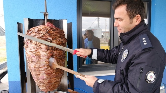 Sivas’ın Şarkışla ilçesinde uygulama noktasında durdurulan sürücüler bu kez ceza değil ikramla karşılaştı.