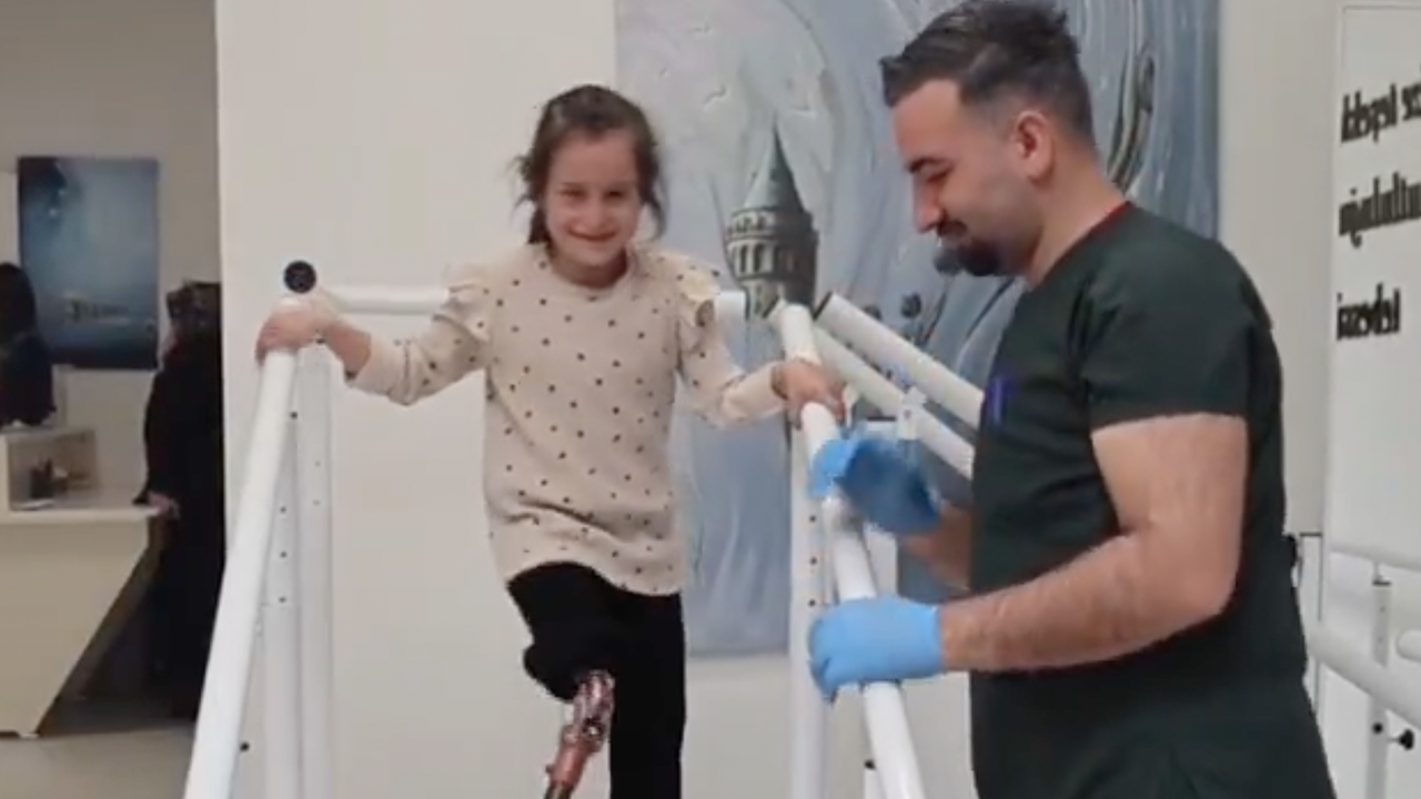 Hatay’da 7 yaşındaki Zeynep protez bacağına kavuştu 1 zeynep