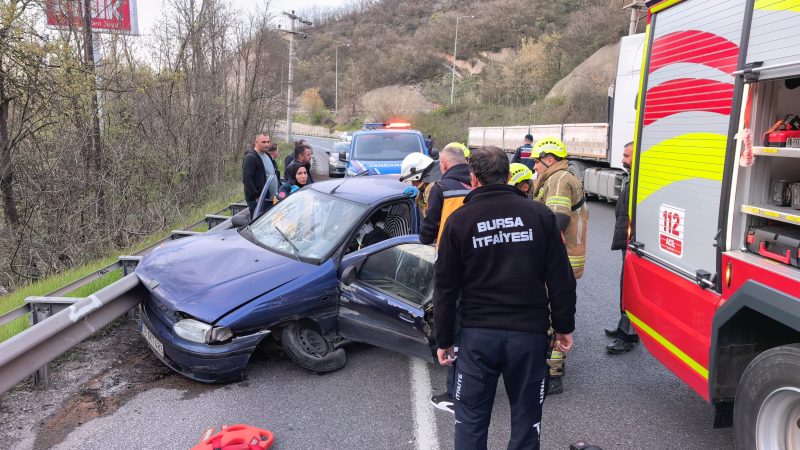 Bursa'da nöbet geçiren sürücü bariyerlere çarptı