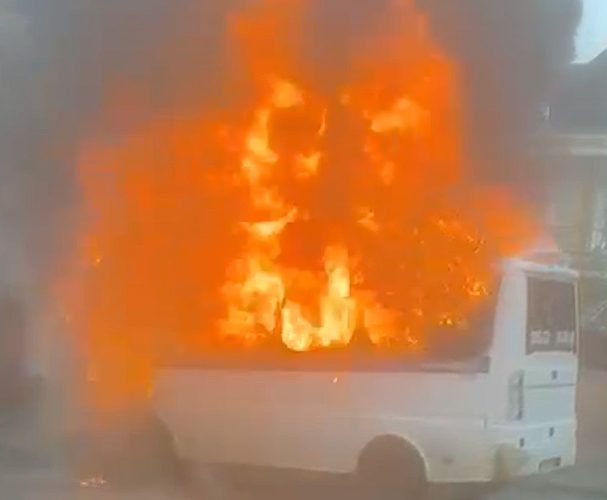 Kırıkkale'de minibüs alevlere teslim oldu