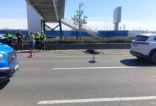 Ankara’nın Yenimahalle ilçesinde yaya üst geçidine afiş asmaya çalışan Vedat Gürbüz, dengesini kaybederek bulvara düştü.