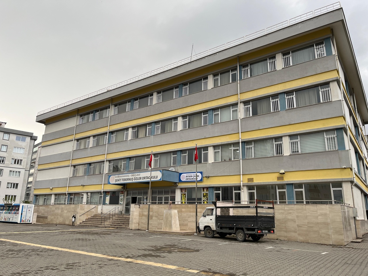 Kahramanmaraş’ta 8 öğrenci ile 1 öğretmenin yaşamını yitirdiği silahlı saldırının ardından geçici süreyle kapatılan Ayser Çalık Ortaokulu için yeni adım atıldı.