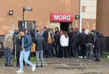 Diyarbakır’ın Ergani ilçesinde ilkokul bahçesindeki ağaca yıldırım isabet etti. Ağacın altında bulunan 3 çocuktan 2’si hayatını kaybetti