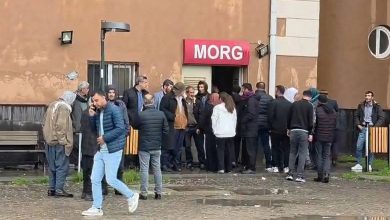 Diyarbakır’ın Ergani ilçesinde ilkokul bahçesindeki ağaca yıldırım isabet etti. Ağacın altında bulunan 3 çocuktan 2’si hayatını kaybetti