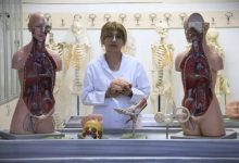 Dicle Üniversitesi Tıp Fakültesi Anatomi Anabilim Dalı Dr. Öğretim Üyesi Duygu Aslan, tıp eğitimine katkı sağlamak amacıyla bedenini kadavra olarak bağışladı.