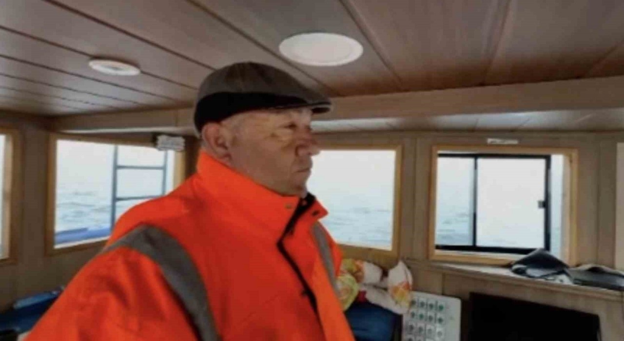 Gökçeada açıklarında balıkçı İlker Özdemir’e Yunan tacizi 1 Çanakkale’nin Gökçeada ilçesinde balıkçılık yapan İlker Özdemir, Zürafa kayalıkları mevkiinde avlandığı sırada Yunan taciziyle karşı karşıya kaldı.