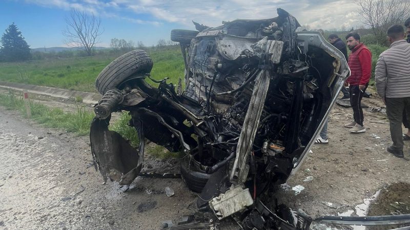 Adapazarı'nda otomobil pert oldu