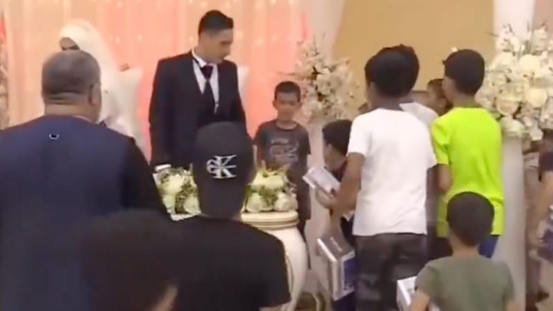 Şanlıurfa’da genç çift çocukları sevindirdi