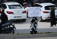 Düzce’de tiyatro oyuncusu İsa Gülaçtı, bayram trafiğine çıkan sürücülere dikkat çekici bir mesaj verdi. Trafik kazalarına karşı böyle mesaj verdi.