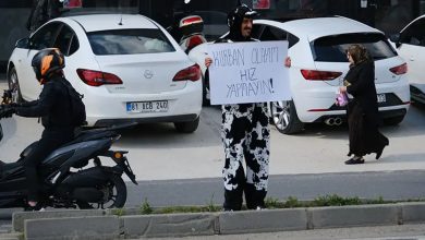 Düzce’de tiyatro oyuncusu İsa Gülaçtı, bayram trafiğine çıkan sürücülere dikkat çekici bir mesaj verdi. Trafik kazalarına karşı böyle mesaj verdi.