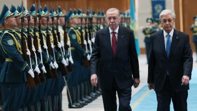 Cumhurbaşkanı Erdoğan, resmi ziyaret için geldiği Kazakistan'ın başkenti Astana'da Kazakistan Cumhurbaşkanı Kasım Cömert Tokayev tarafından resmi törenle karşılandı