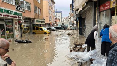 Samsun'un Havza ilçesinde yaşanan sağanak yağış sonrası cadde ve sokaklar su altında kaldı. Vatandaşlar iş makineleri ile kurtarıldı