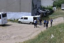 İstanbul Bağcılar’da boş arsada oyun oynayan çocuklar, park halindeki panelvan aracın içinde ceset buldu.