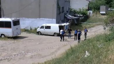 İstanbul Bağcılar’da boş arsada oyun oynayan çocuklar, park halindeki panelvan aracın içinde ceset buldu.