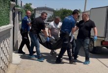 Kan donduran cinayet… Bursa’nın Osmangazi ilçesinde Zafer Güngür, tartıştığı eşi Müjde Güngür’ü 10 yaşındaki çocuğunun yanında bıçaklayarak öldürdü.
