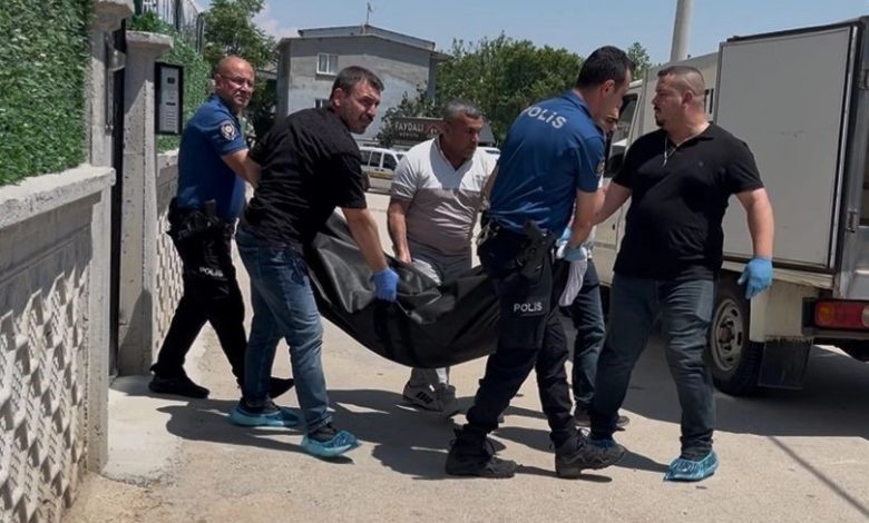 Bursa’da kadın cinayeti: Oğlunun gözü önünde öldürüldü 2 Kan donduran cinayet… Bursa’nın Osmangazi ilçesinde Zafer Güngür, tartıştığı eşi Müjde Güngür’ü 10 yaşındaki çocuğunun yanında bıçaklayarak öldürdü.