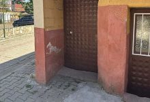 İzmir’in Ödemiş ilçesinde bir evin kapısına asılan poşetten bebek sesi geldiğini duyan çevredekiler polise haber verdi.