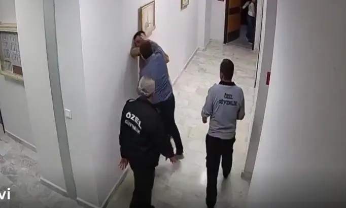 Sivrihisar Devlet Hastanesi müdürü açığa alındı 1 Sivrihisar Devlet Hastanesi’nde yaklaşık 3 ay önce yaşanan darp iddiasına ilişkin görüntüler sosyal medyada yayıldı.