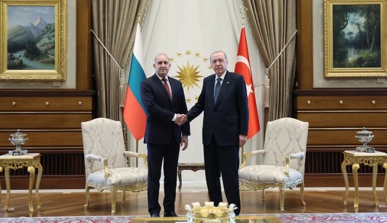 Cumhurbaşkanı Erdoğan, Rumen Radev ile görüştü 1 Cumhurbaşkanı Recep Tayyip Erdoğan, NATO Liderler Zirvesi için Ankara’da bulunan Bulgaristan Başbakanı Rumen Radev’i Cumhurbaşkanlığı Külliyesi’nde kabul etti