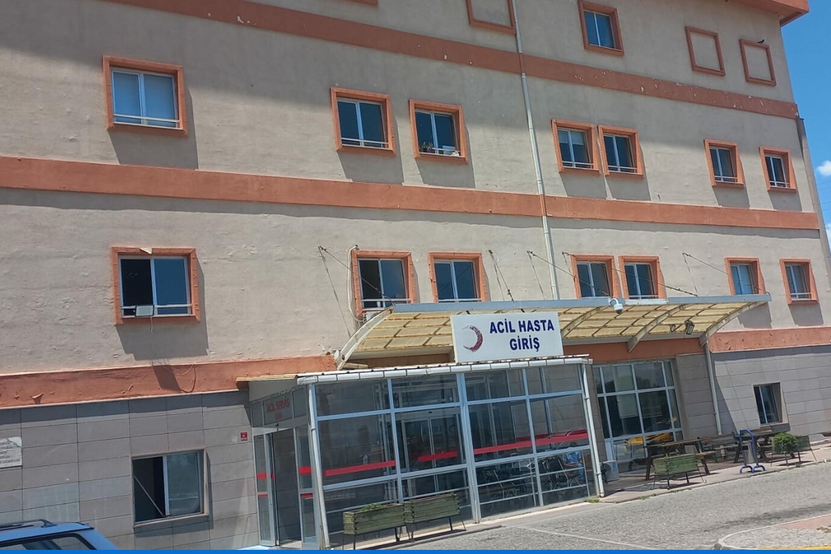 Çanakkale'de hastane tuvaletinde bebek cesedi bulundu 1 Çanakkale’nin Ezine ilçesinde devlet hastanesinin acil servis tuvaletinde poşet içinde yenidoğan erkek bebek cesedi bulundu.