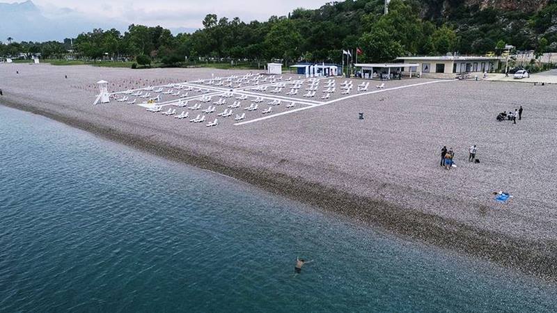 Antalya'da Deniz Keyfi Önlemlerle Başladı 1 konyaalti plaji sosyal mesafe