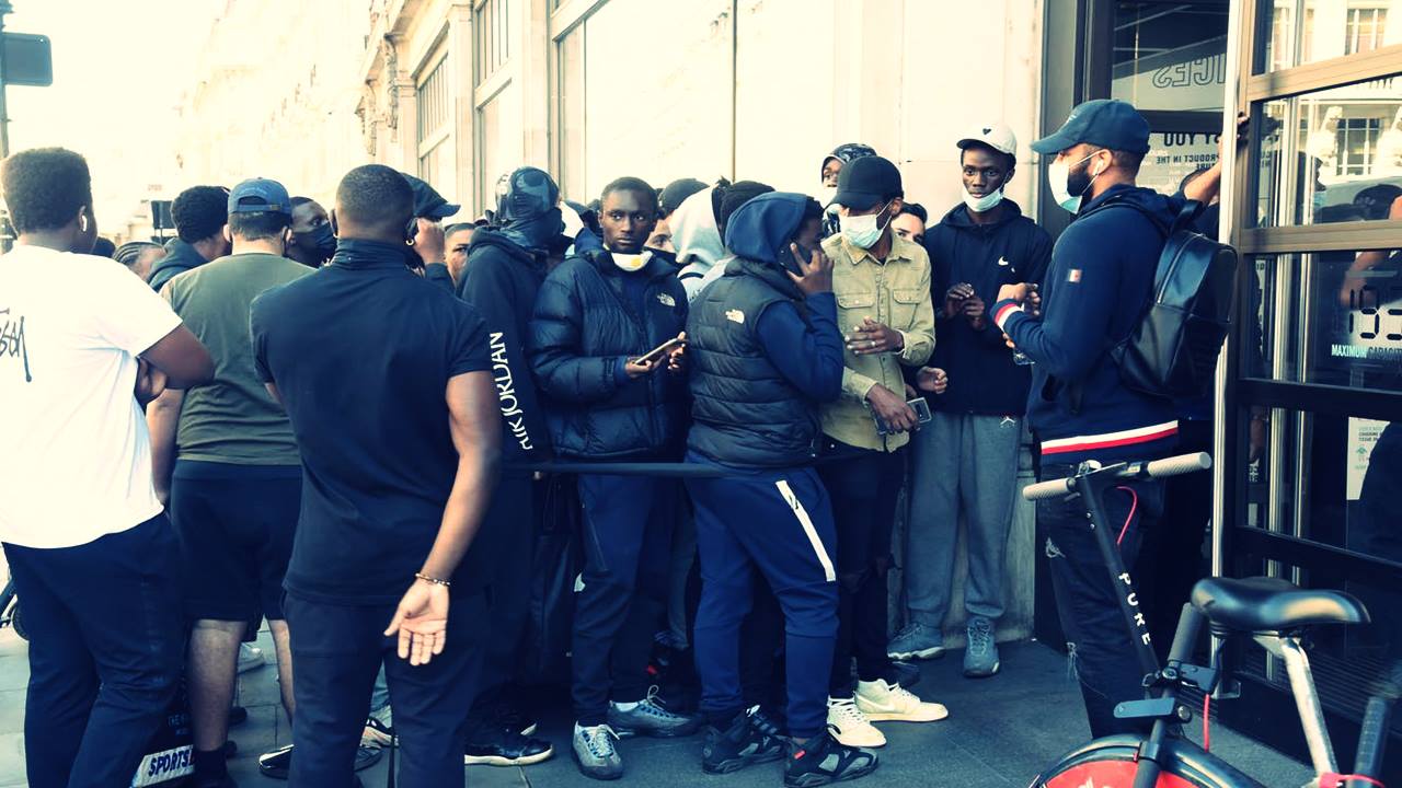 NikeTown Londra Açıldı, İngilizler Birbirini Ezdi! 1 NikeTown Londra Açıldı