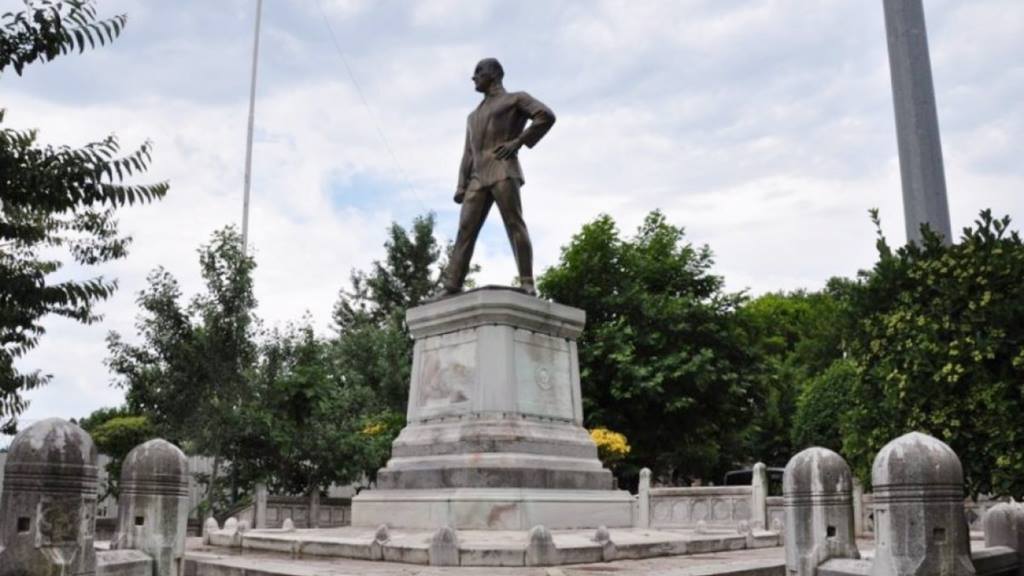 İlk Atatürk Heykeli