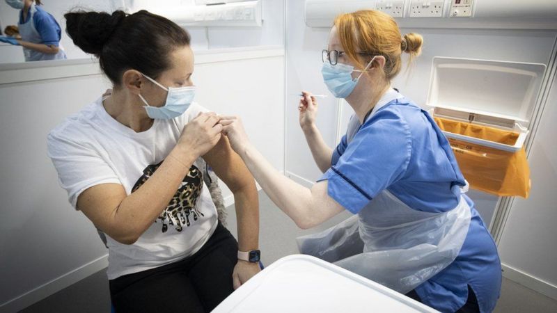ngilterede şu ana kadar 11 milyon doz AstraZeneca aşısı yapıldı