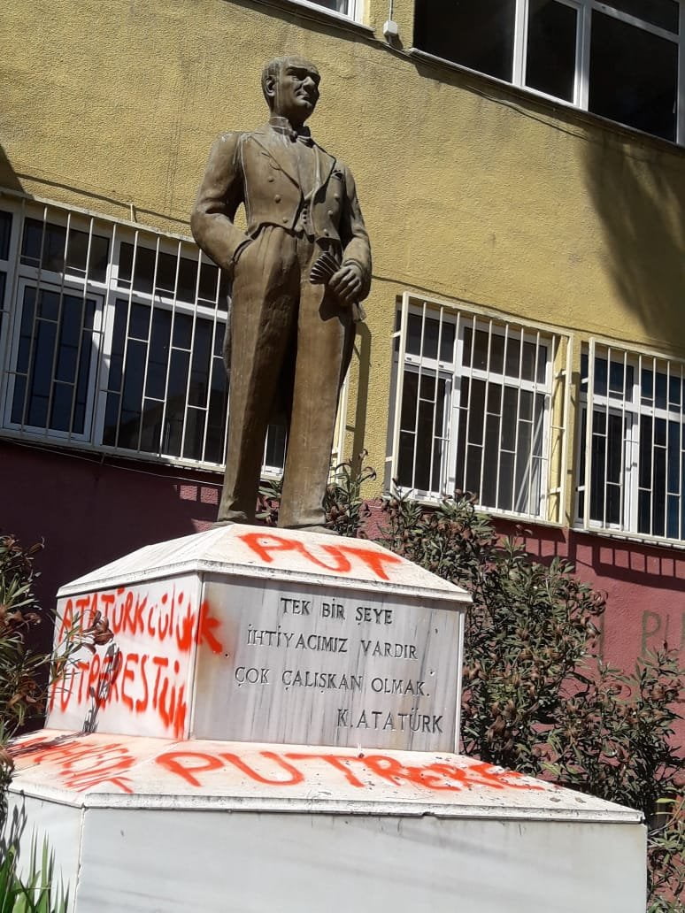 Atatürk büstüne kin dolu saldırı 1 Atatürk büstüne kin dolu saldırı