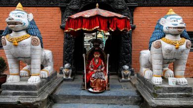Nepalin ayakları yere değmeyen çocukları