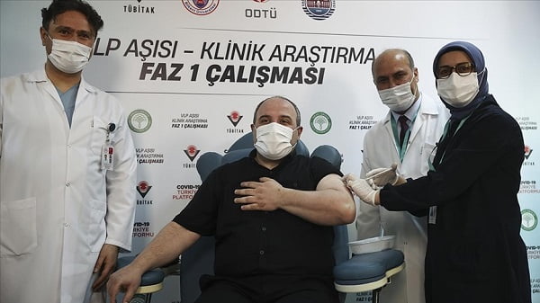 Mustafa Varank yerli aşı gönüllüsü oldu
