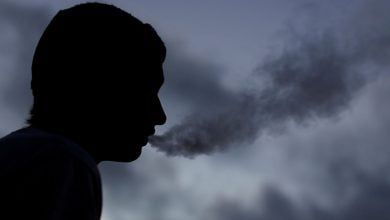 Sigara icenlerde Kovid 19 riskinin dusuk oldugunu savunan bilim insanlari tutun endustrisinden para aldi
