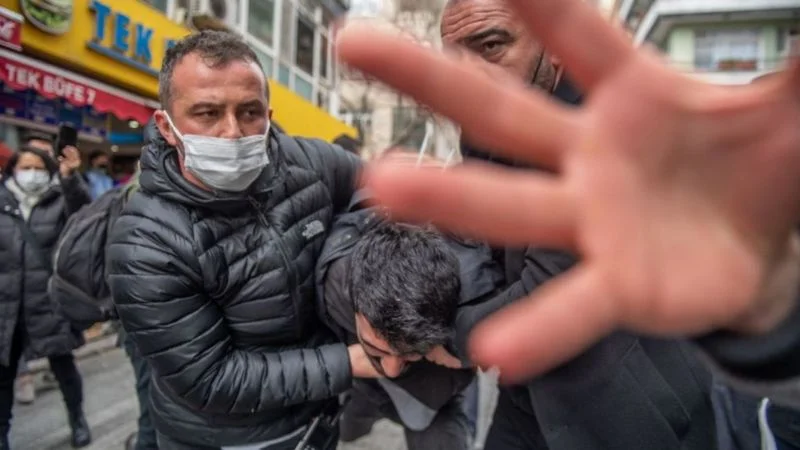 Emniyet kamusal olaylarda 'ses ve görüntü kaydı alınmasını engellemek için' genelge yayımladı 1 Emniyet kamusal olaylarda ses ve goruntu kaydi alinmasini engellemek icin genelge yayimladi
