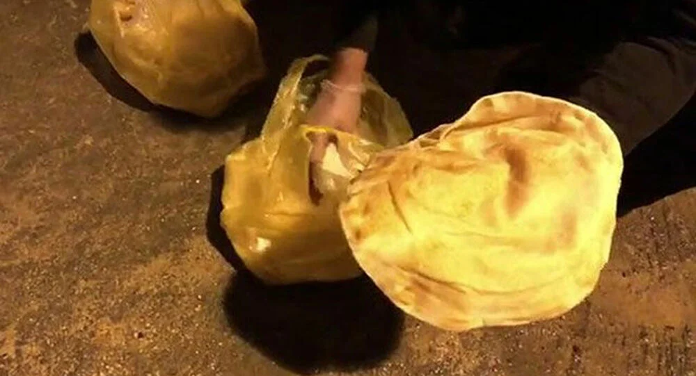 Koronavirüs hastası lavaş dağıtırken yakalandı 1 Koronavirus hastasi lavas dagitirken yakalandi