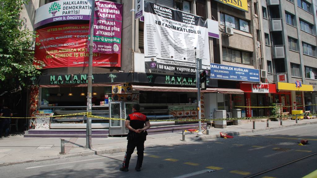 HDP'ye Silahlı Saldırı: 1 Kişi Öldürüldü 1 hdp izmir saldiri