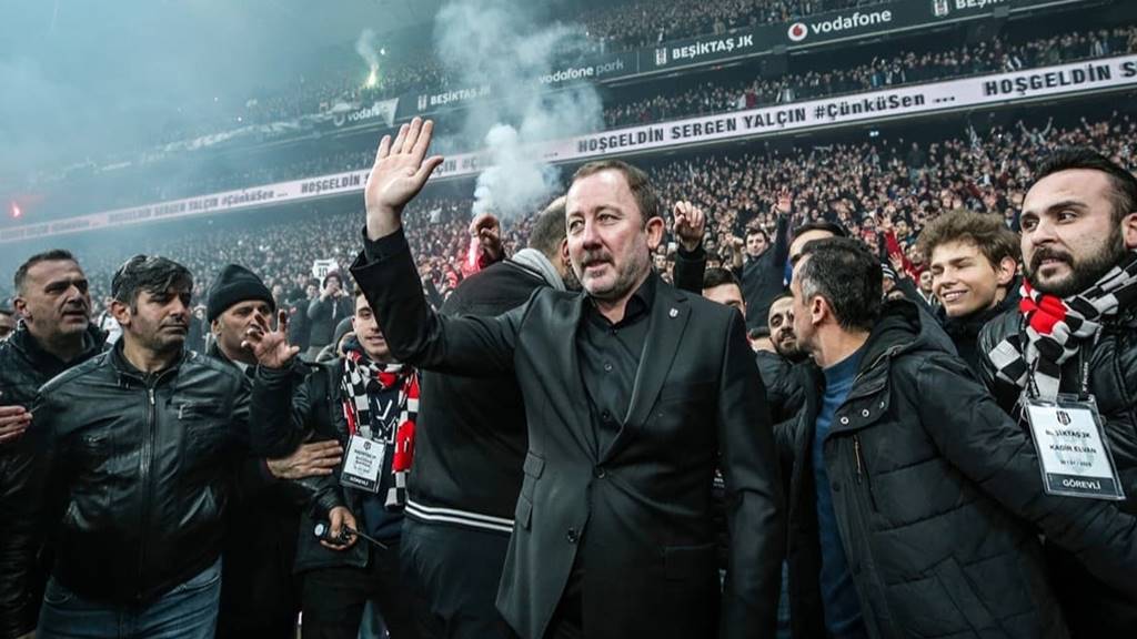 Beşiktaş Kaynıyor: Taraftar İkiye Bölündü