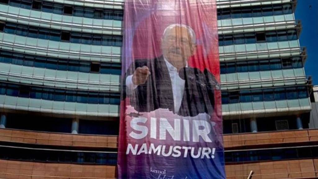 CHP Binasına Yeni Pankart: Sınır Namustur