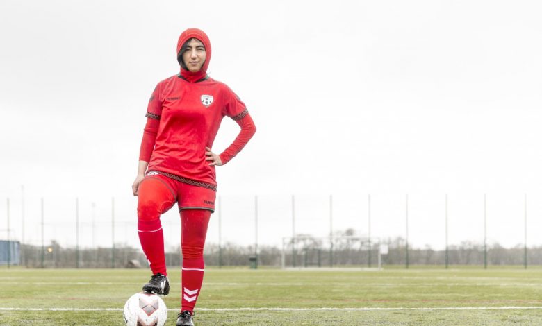 Afgan kadın futbolcular İngiltere'de: 'Ev ev arandılar, travma yaşadılar'