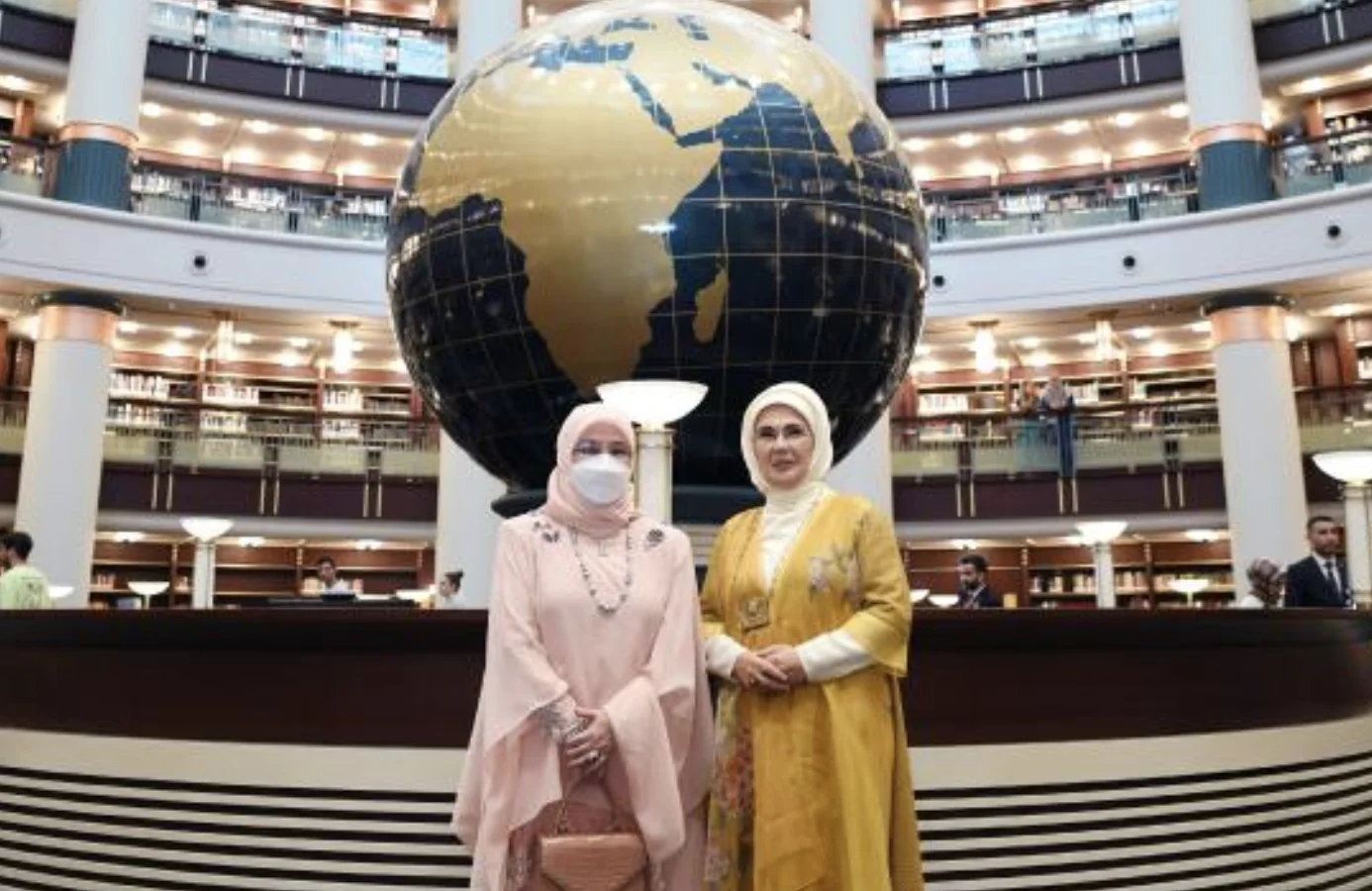 Malezya Kraliçesi Tunku Azizah ile Emine Erdoğan bir araya geldi Cumhurbaşkanı Recep Tayyip Erdoğan'ın eşi Emine Erdoğan, Malezya Kraliçesi Tunku Azizah Aminah Maimunah Iskandariah