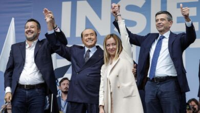 Forza Italia'nın kurucuları ve eski başbakan Berlusconi Meloni'ye büyük destek verdi ve tüm seçim kampanyalarını yürüttüler
