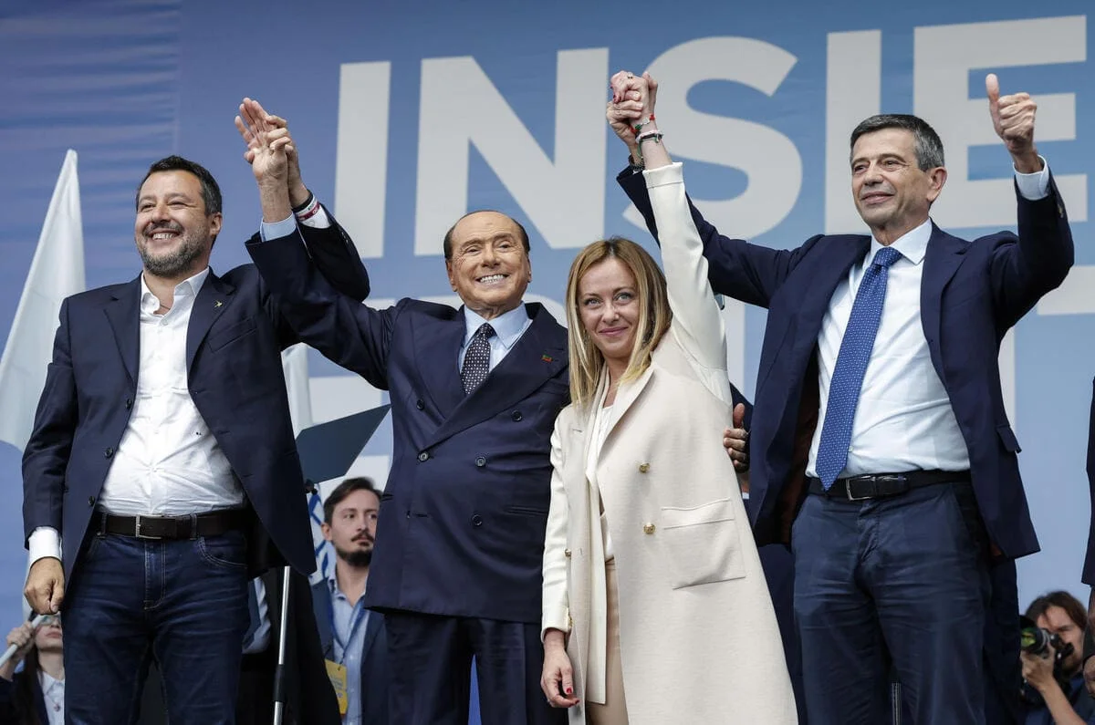 İtalya'da Forza Italya destekli Giorgia Meloni seçimleri kazandı: Şimdi ne olacak 1 Forza Italia'nın kurucuları ve eski başbakan Berlusconi Meloni'ye büyük destek verdi ve tüm seçim kampanyalarını yürüttüler