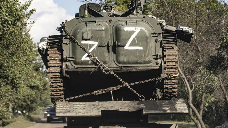 Ukrayna birlikleri tarafından ele geçirilen bir Rus zırhlı aracı