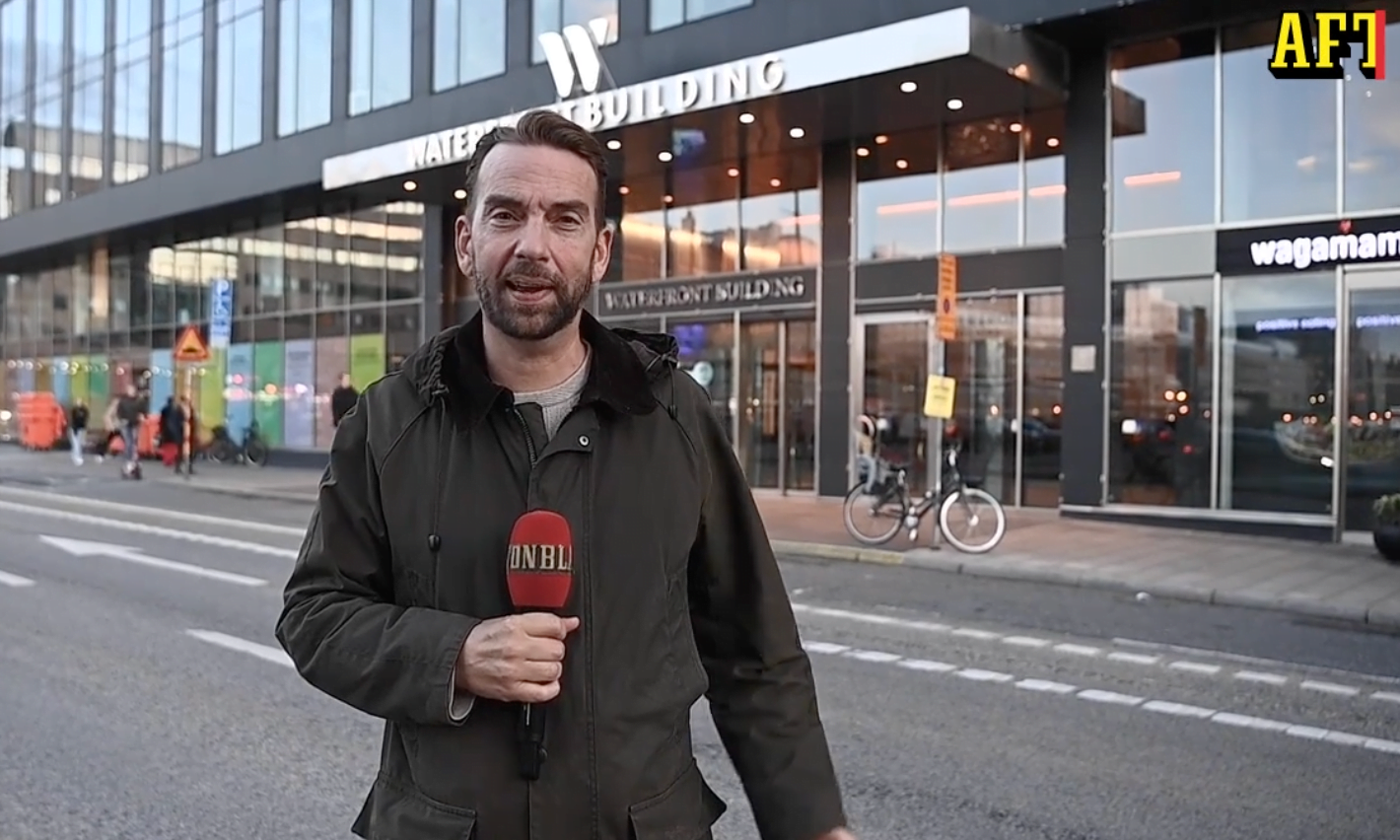 Isveç Televizyonu: "Roger ve Veronica Detur tarafından kandırıldı" 1 Aftonbladet gazetesi Oskar Forsberg Tursab abşkanı Firuz Bağlıkaya'nın şirketi DETUR'u manşetlere taşıdı.