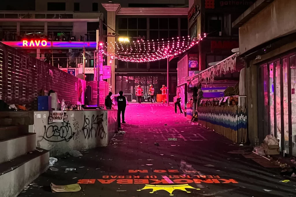 İzdiham, Itaewon istasyonunun 2 numaralı çıkışının hemen dışında, aralarında Oasis Bar & Cafe, Gathering ve Ravo'nun da bulunduğu bir dizi barın dışında, dar bir ara sokakta başladı.