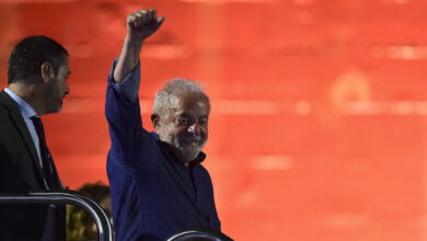 Solcu lider Luiz Inácio Lula da Silva veya kısa adıyla Lula, ülkenin mevcut lideri sağ görüşlü Jair Bolsonaro'yu geride bırakarak Brezilya'da seçimlerin galibi oldu.