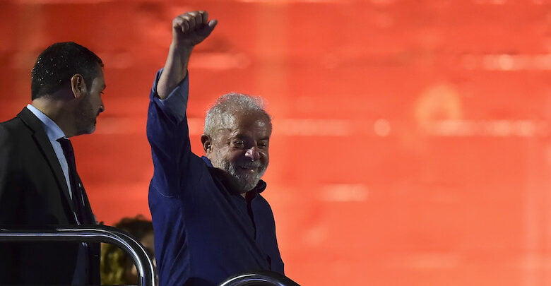 Solcu lider Luiz Inácio Lula da Silva veya kısa adıyla Lula, ülkenin mevcut lideri sağ görüşlü Jair Bolsonaro'yu geride bırakarak Brezilya'da seçimlerin galibi oldu.