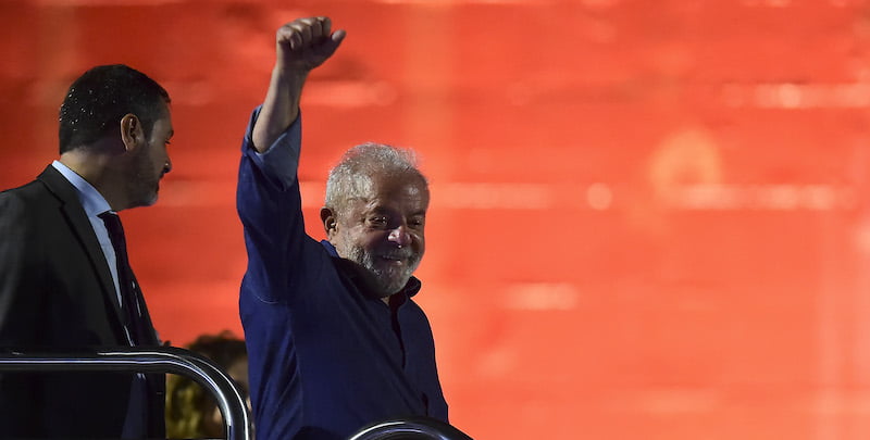 Solcu lider Luiz Inácio Lula da Silva veya kısa adıyla Lula, ülkenin mevcut lideri sağ görüşlü Jair Bolsonaro'yu geride bırakarak Brezilya'da seçimlerin galibi oldu.
