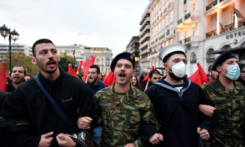 Yunan protestocular Politeknik ayaklanmasının yıldönümünde ABD bayrağı yaktılar