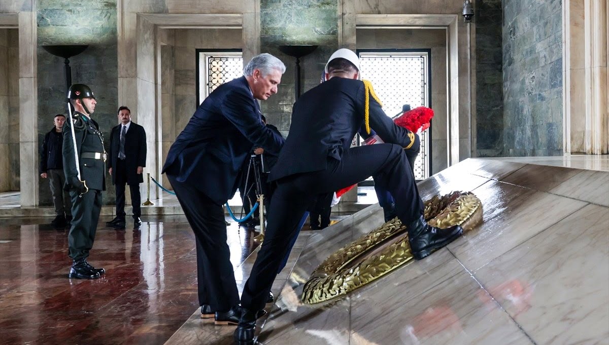 Küba Devlet Başkanı Diaz Canel Anıtkabir'i Ziyaret Etti